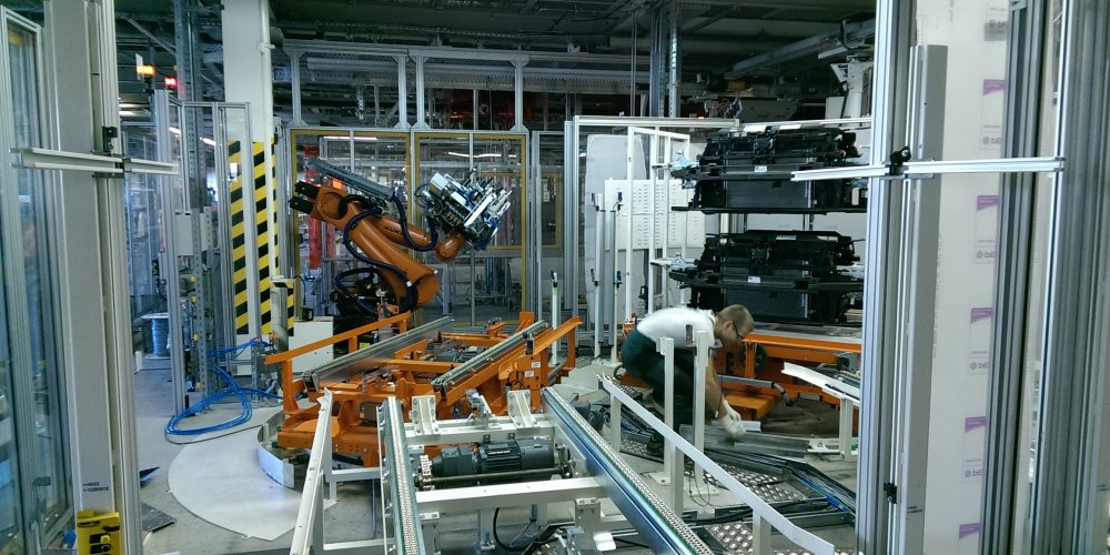 Dopravníky pre nakladanie hotových chladičov do transportných vozíkov + nakladací robot (VW Wolfsburg)